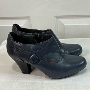 Clark’s bendable blue leather 60449 bootie shoes size 7